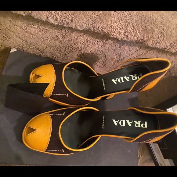 Prada pumps - Picture 1 of 4